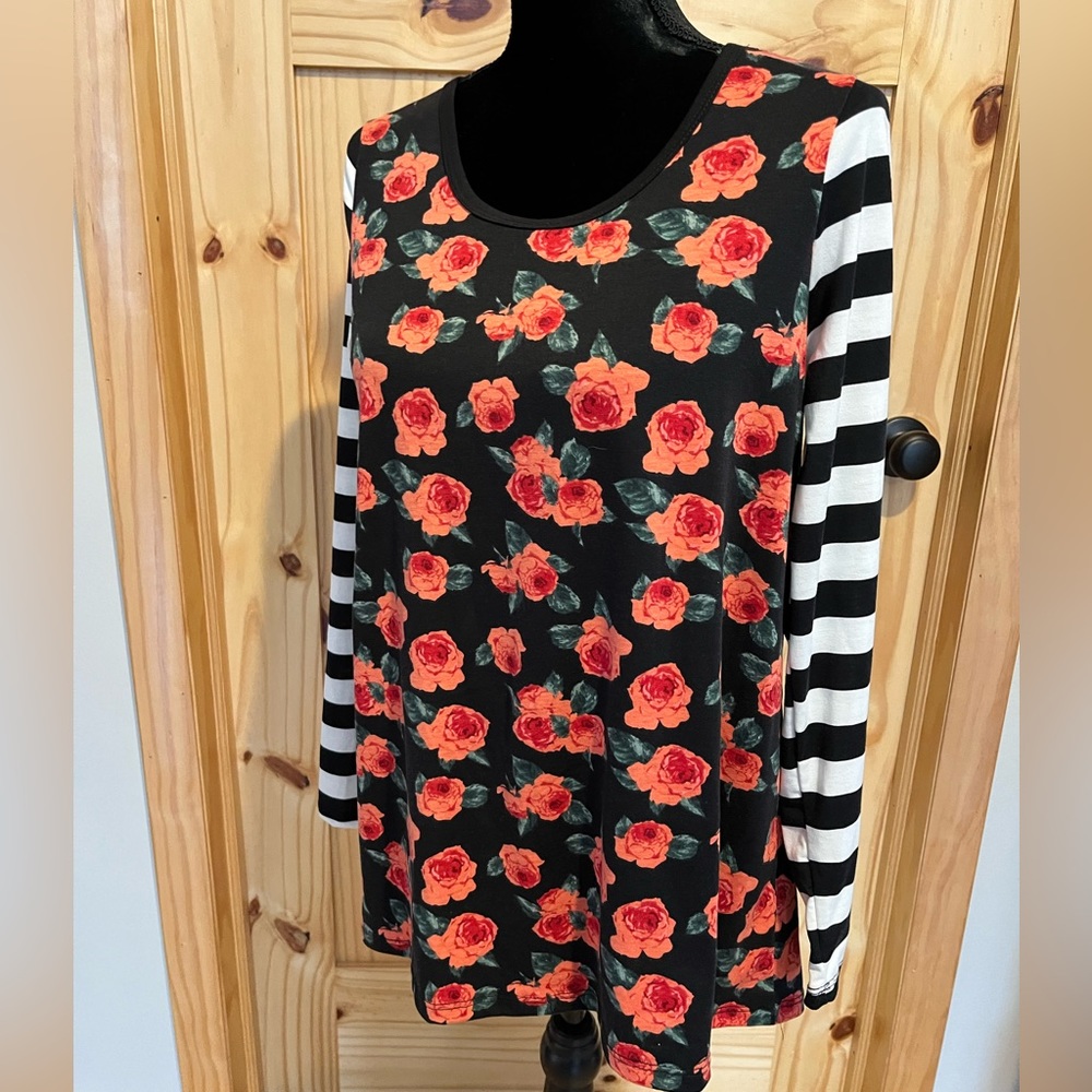 NWT LuLaRoe Lynnae roses and stripes, size M